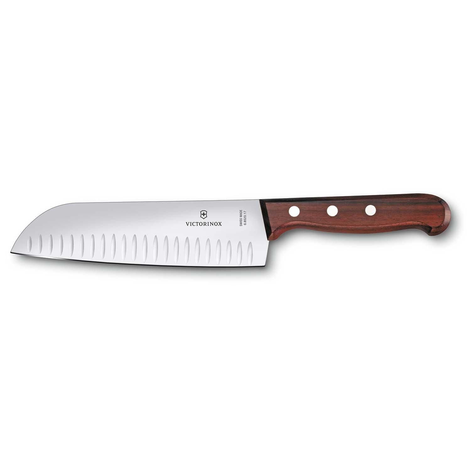 Santokukniv med luftlommer, 17 cm stålklinge og rødbrun træskæfte med tre metalnitter